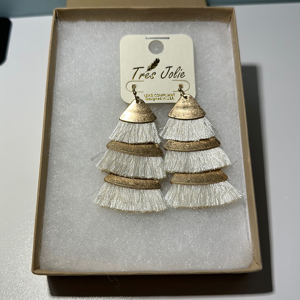 Tres Jolie Gold And White/Crme Fringe Earrings